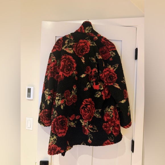 If By Sea Roses Coat - Picture 4 of 5